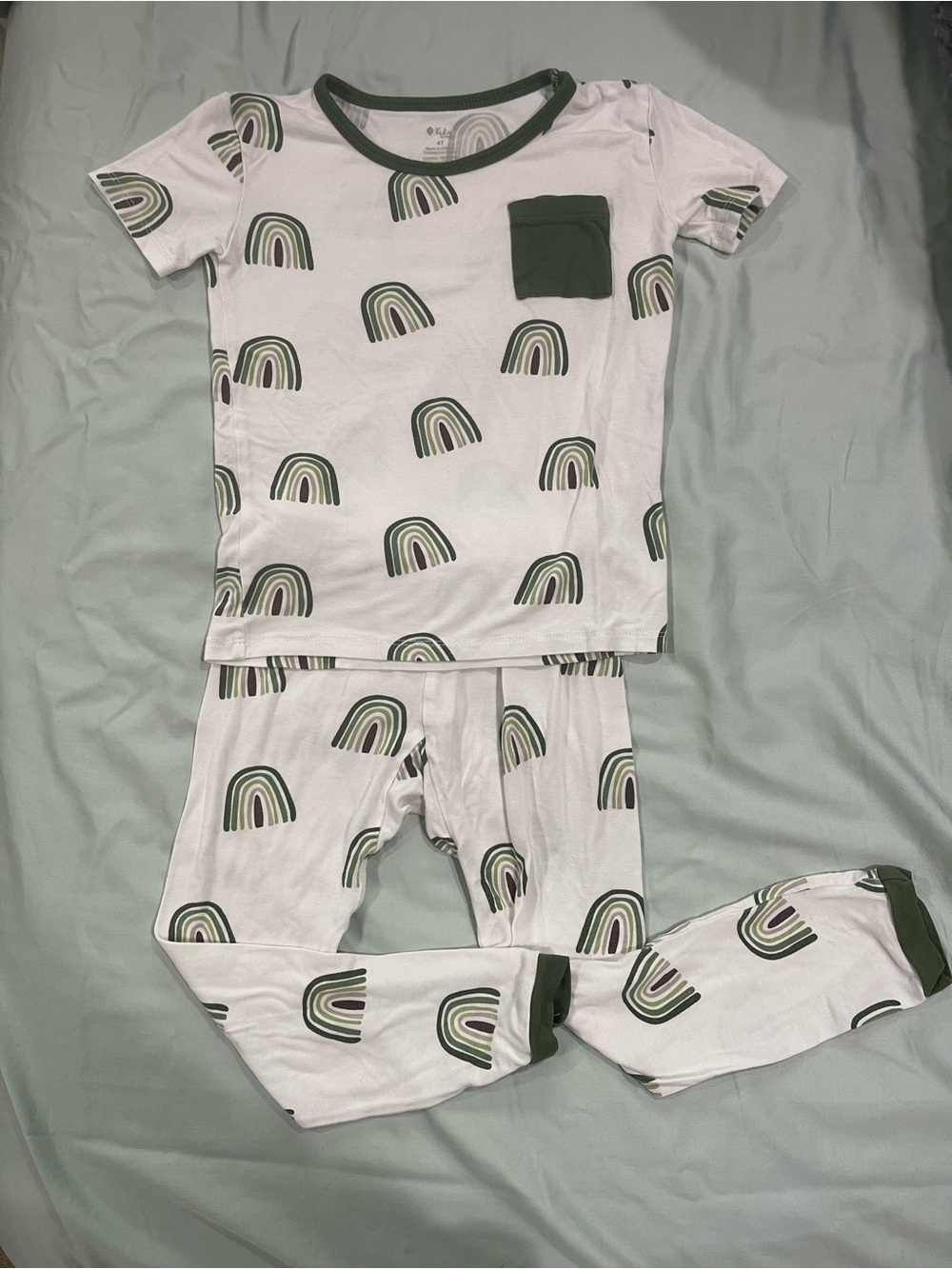 Kyte Baby Hunter Green Rainbow Print. Short sleeved pajama set Size 4T